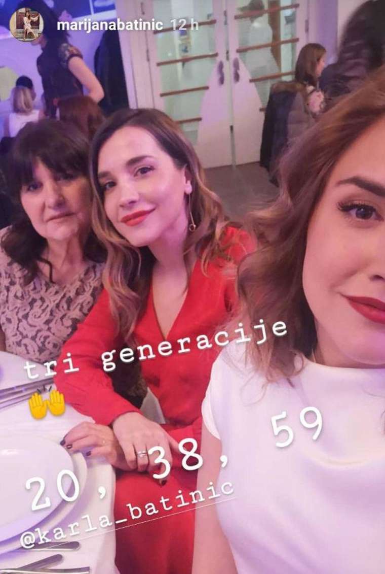 Šopek treh generacij: Marijana s sestro in mamo.