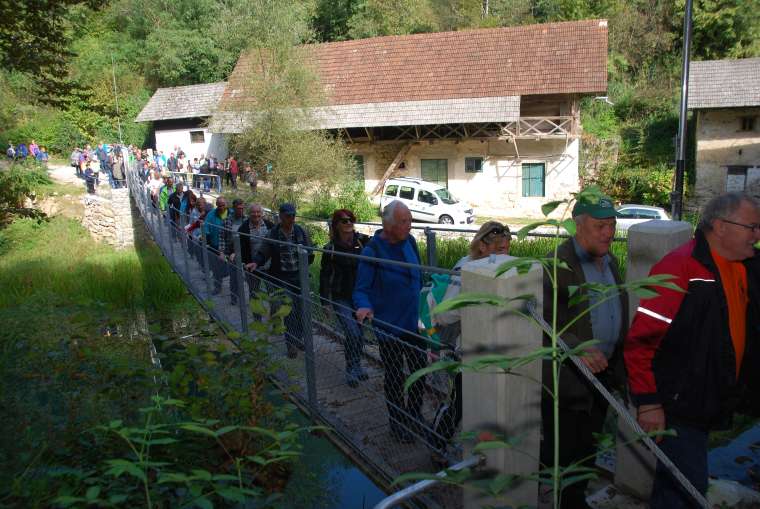 jesenski-pohod-po-učni-kraški-poti-in-odprtje-brvi