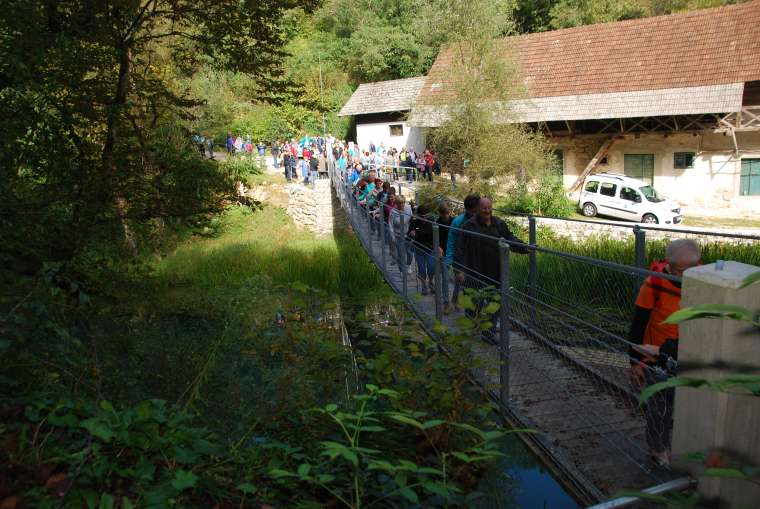 jesenski-pohod-po-učni-kraški-poti-in-odprtje-brvi