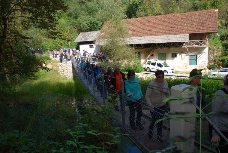 jesenski-pohod-po-učni-kraški-poti-in-odprtje-brvi