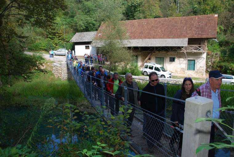 jesenski-pohod-po-učni-kraški-poti-in-odprtje-brvi