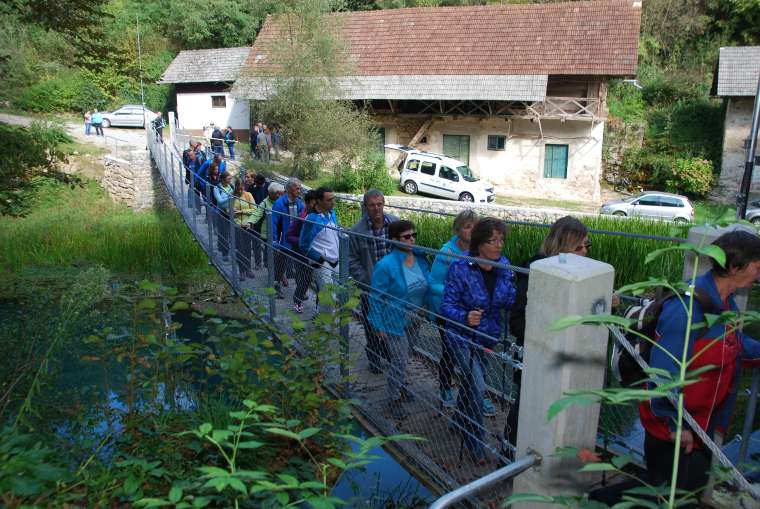 jesenski-pohod-po-učni-kraški-poti-in-odprtje-brvi