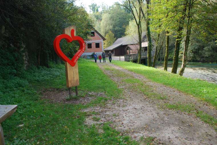 jesenski-pohod-po-učni-kraški-poti-in-odprtje-brvi