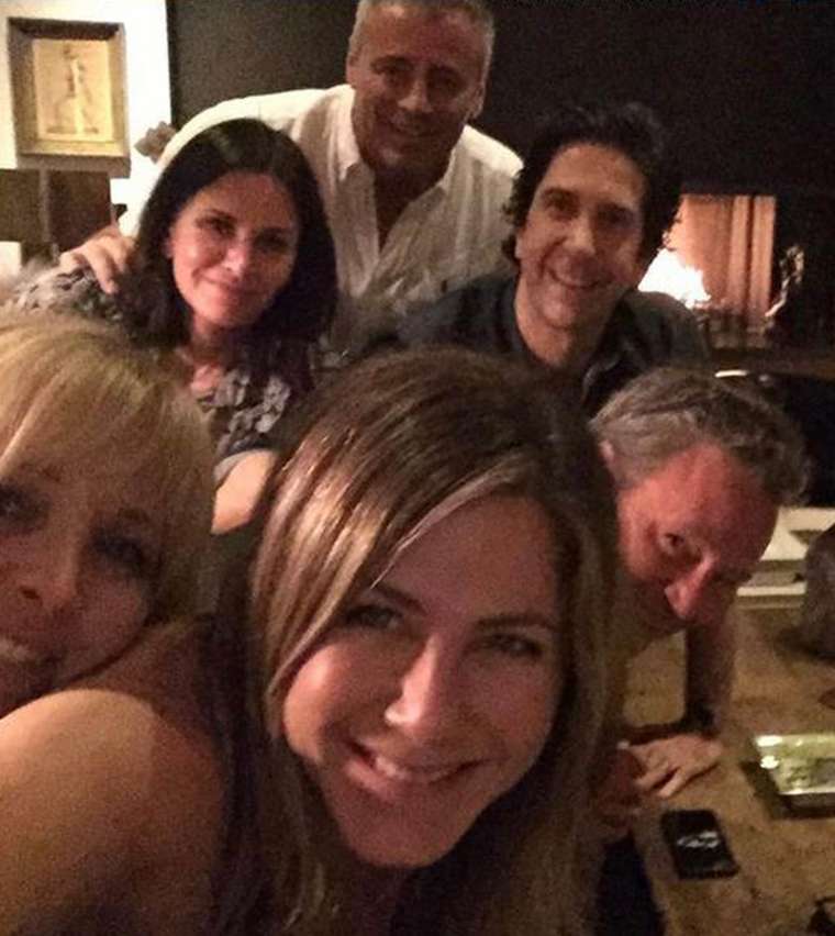 Navdušila je že s svojo prvo objavo na Instagramu, saj je objavila selfi z nekdanjimi soigralci iz serije Prijatelji.