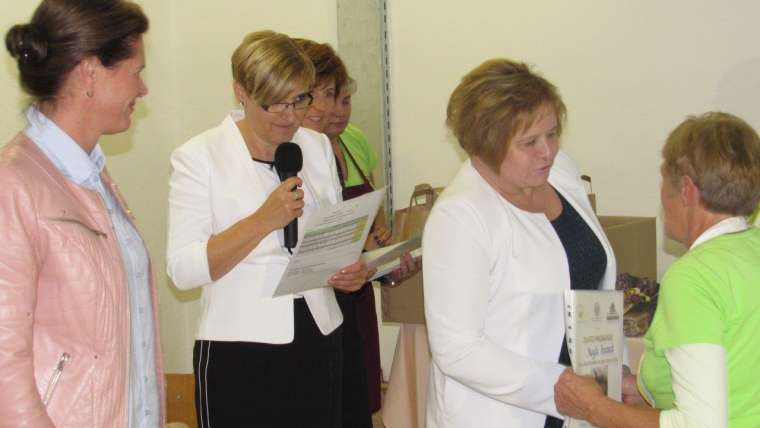 Ministrica Bratušek  in predsednica Lavričeva pri podeljevanju priznanj