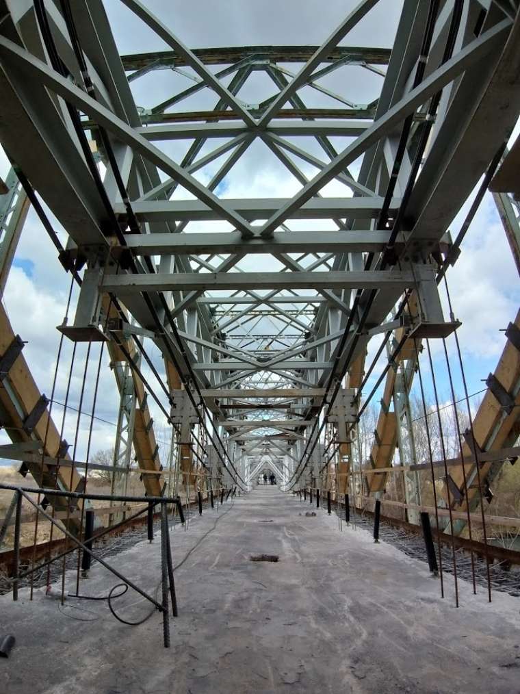 Pogled na notranjo nosilno konstrukcijo, ki dviga most