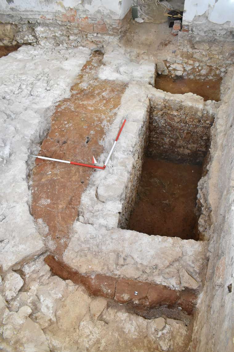 nove-arheološke-najdbe-v-črnomaljskem-gradu