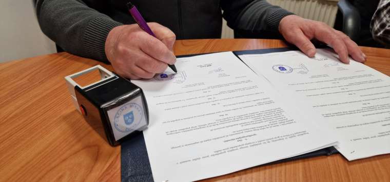 Mirna, podpis pogodbe za odkup CN, zupan in direktor, foto Lapego (2)