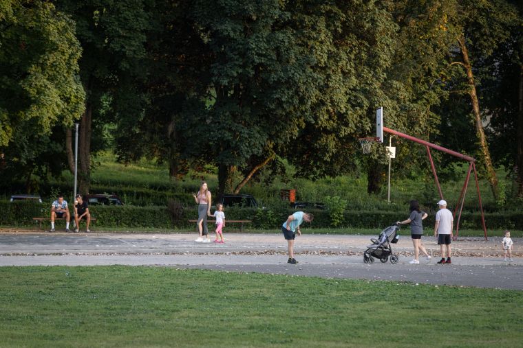 Površine OŠ Bršljin so pomemben center druženja družin tudi v popoldanskem času