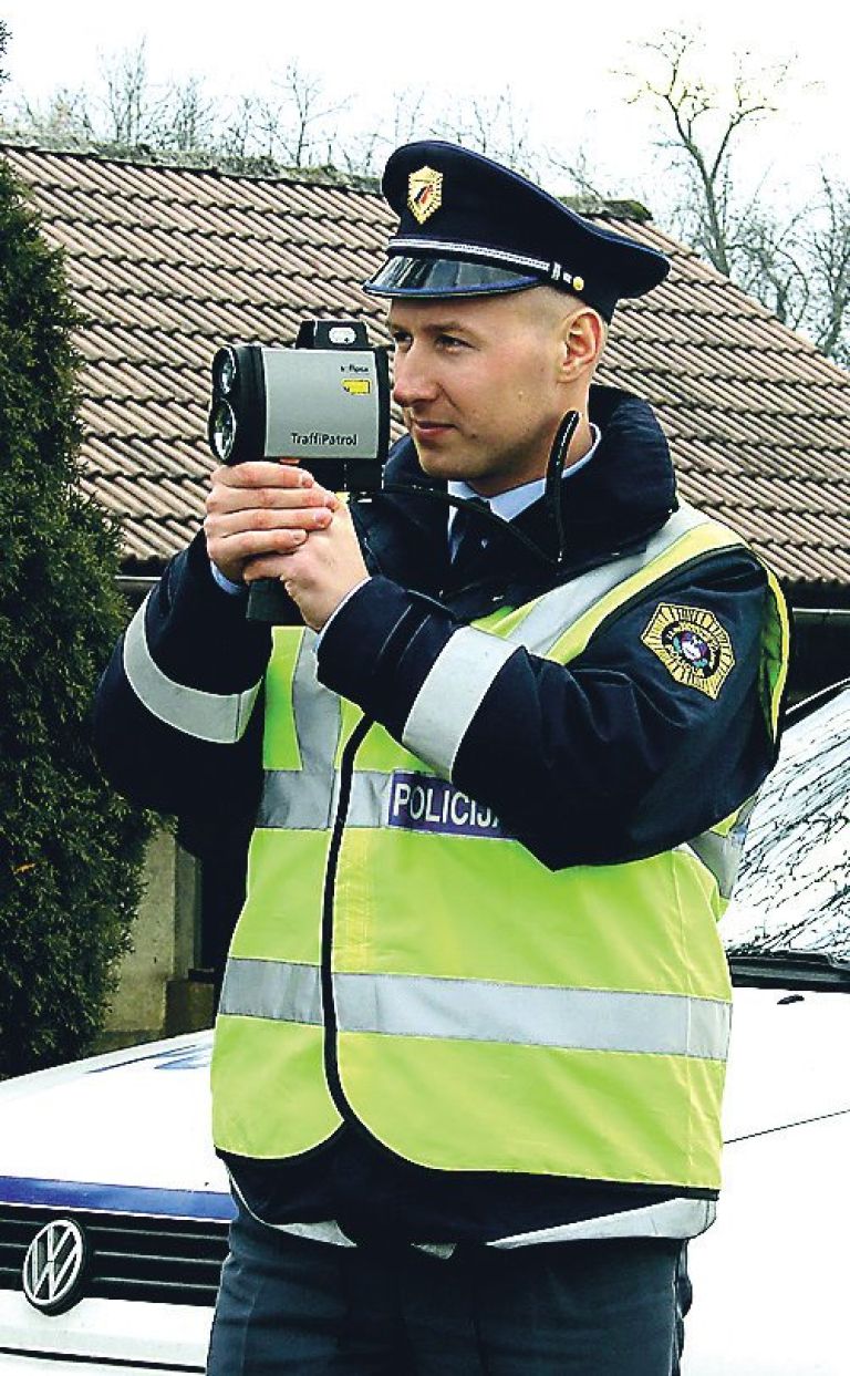 policist_z_radarjem.jpg
