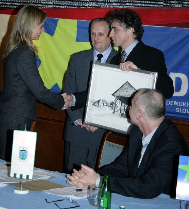 boris_koteski_izroca_svojo_sliko_kresalovi__zadaj_zidaric__na_desni_bojan_lipovsek_edited.jpg