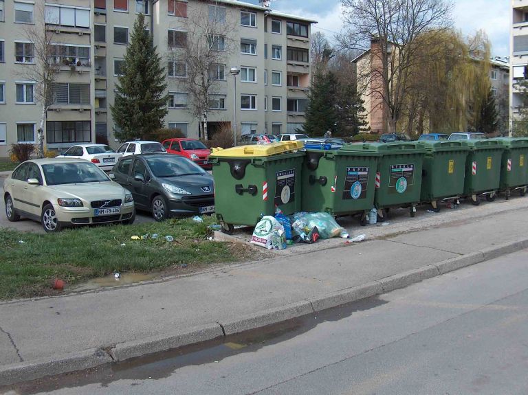 locujejo__komunala_pa_ne_sledi_copy.jpg