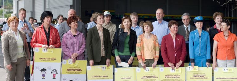 glavna_direktorica_tatjana_fink_s_prejemniki_donacij_vsi.jpg