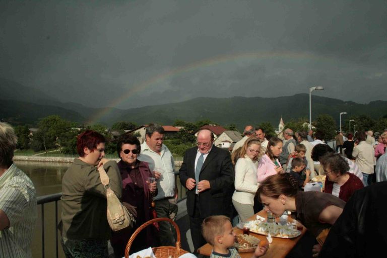 domacini_so_postregli_z_dobrotami__dez_z_mavrico_nad_smarcno.jpg