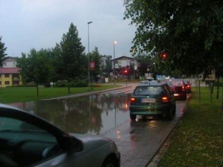 avtobili_so_se_do_semaforja_lajko_prebili_le_po_plo__niku.jpg