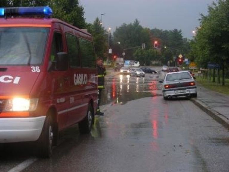 ob_vodni_ujmi_so_bili_najbolj_prisebni_metli__ki_gasilci.jpg