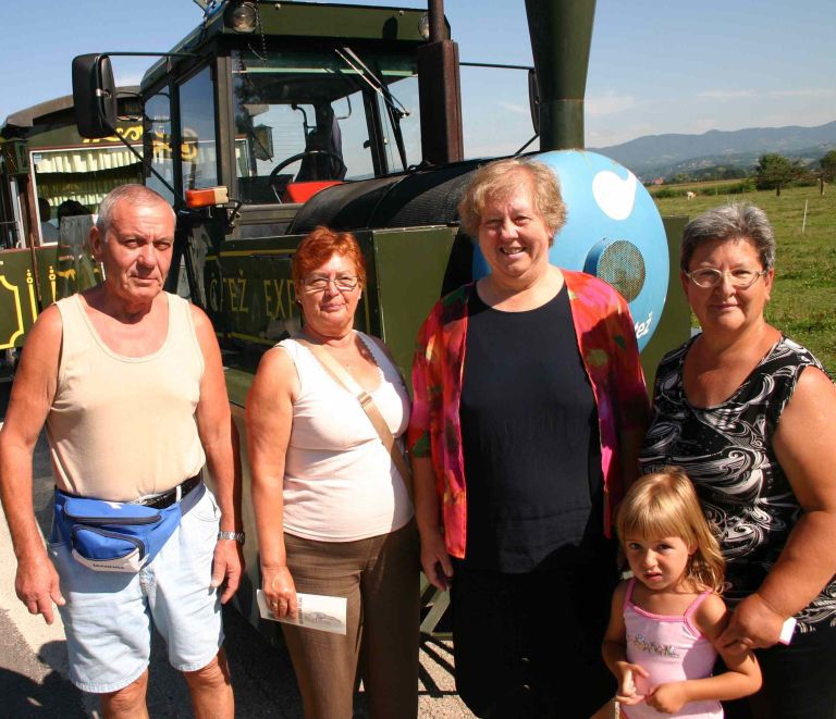 vladka_in_obiskovalci.jpg