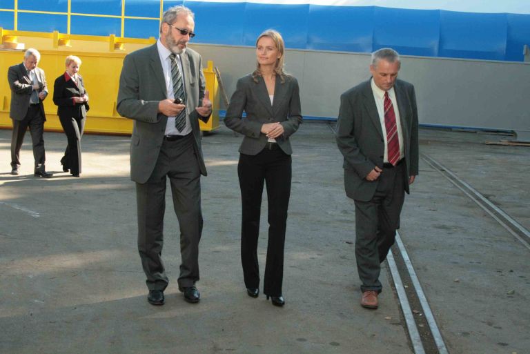 direktor_inkosa_rudi_bec_s_kresalovo_in_zidaricem_med_ogledom.jpg