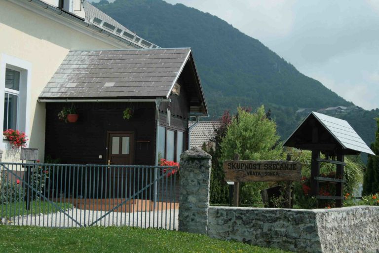 skuponst_srecanje_s_podnapisom_vrata_sonca_pred_edino_deklisko_komuno_pri_nas_.jpg