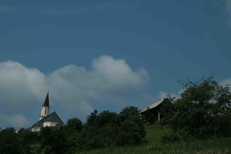 razborska_cerkev_v_blizini_komune_je_v_oporo_dekletom_.jpg