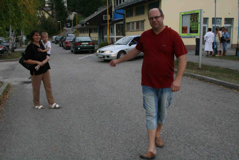 danilo_marin_s_soprogo_in_otrokom_v_ozadju.jpg