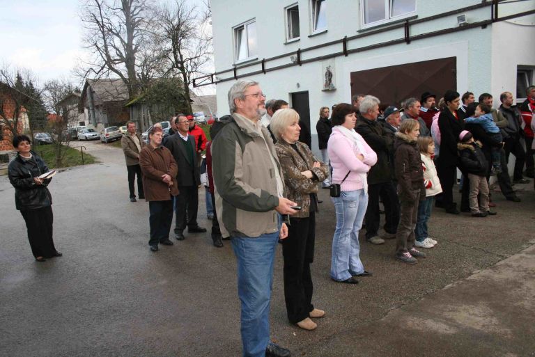 na_primozu_se_je_zbralo_veliko_vascanov_in_tudi_obcinskih_moz.jpg