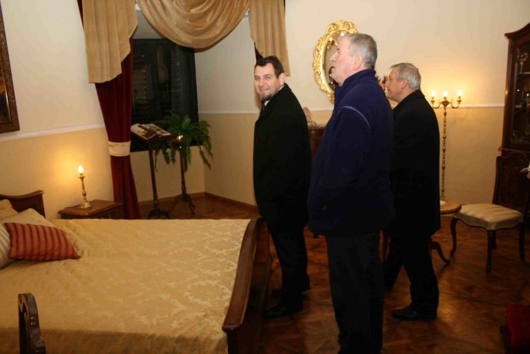 direktor_stilles_stefan_teraz_z_zupanom_ocvirkom_v_salonu.jpg