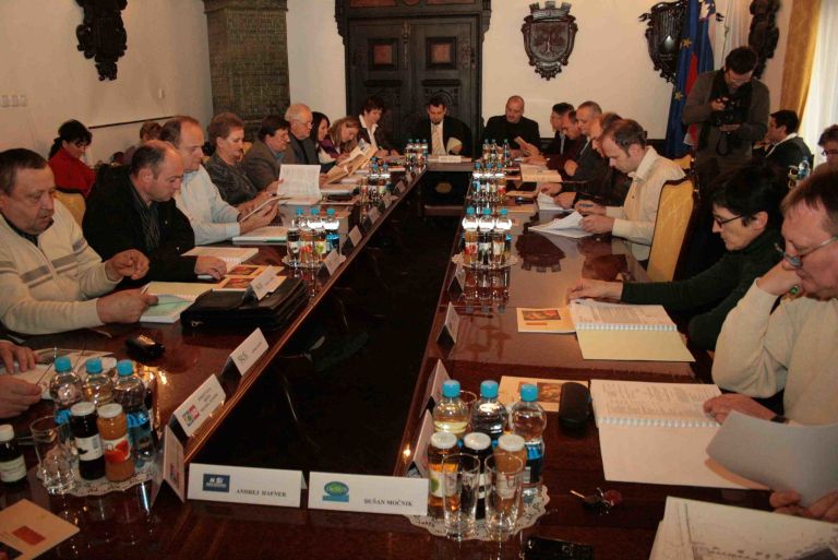 obcinski_svet_na_17__seji_v_konferencni_dvorani_sevniskega_gradu_.jpg