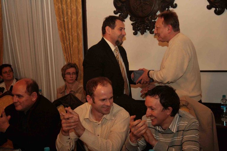 zupan_cestita_in_izroca_darilo_svetniku_sds_zoranu_cvarju_za_srecanje_z_abrahamom.jpg