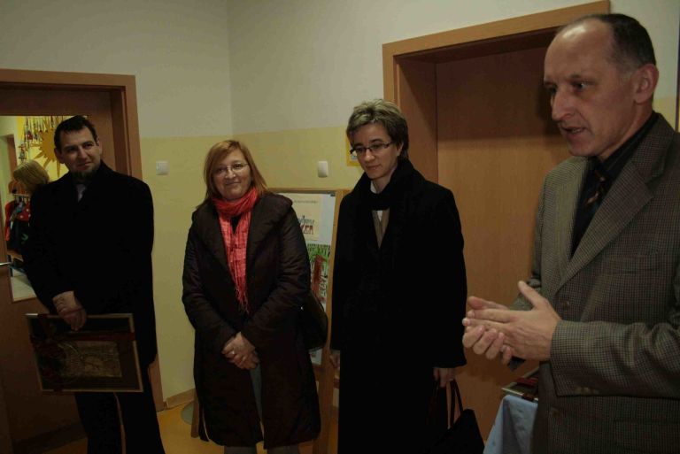 kostrevc_je_podelil_grafike_zupanu__jazbinskovi_in_seslarjevi_.jpg
