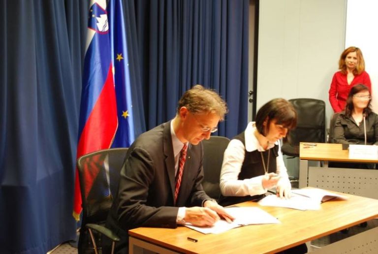 minister_in_mirjana_klinec_pri_podpisu_pogodbe_1_.jpg