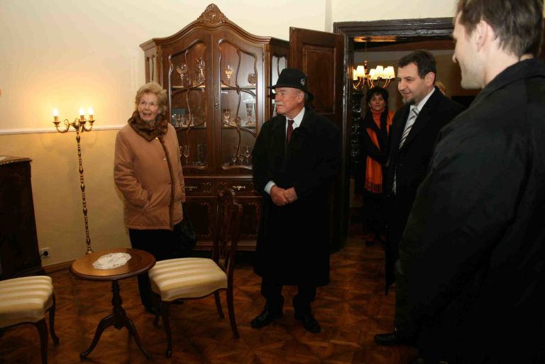 bucar_v_barocnem_salonu.jpg