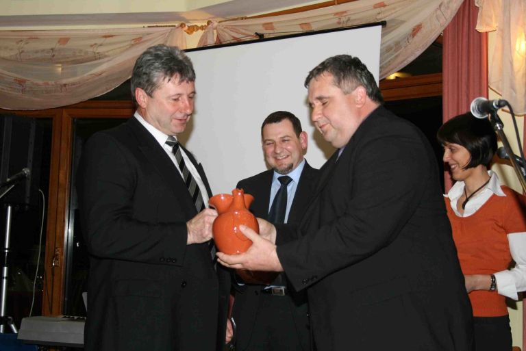 kukec_predsednik_ks_trzisce_podeljuje_majolko_kozincu.jpg