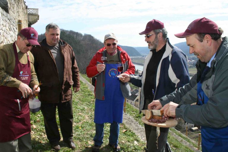 sentjanski_vinogradniki_s_predsednikom_ks_trzisce_in_bivsim_kraljem_cvicka.jpg