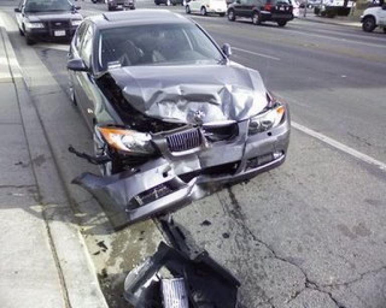 bmw_crashed2.jpg