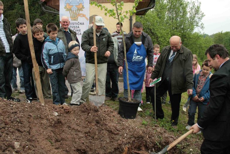 lipo_so_posadili_predstavniki_obcine__ks_trzisce__zavoda_za_gozdove_in_slancjega_vrha.jpg