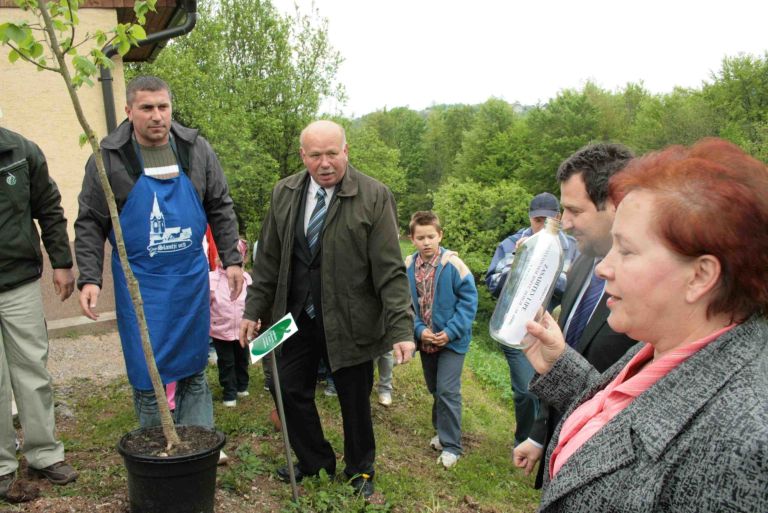 marta_kralj_izroca_steklenico_s_posvetilom_zupanu.jpg