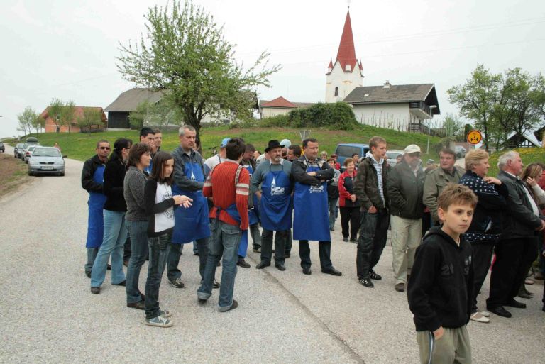 slancji_vrh_s_cerkvijo_sv__urha_v_ozadju.jpg