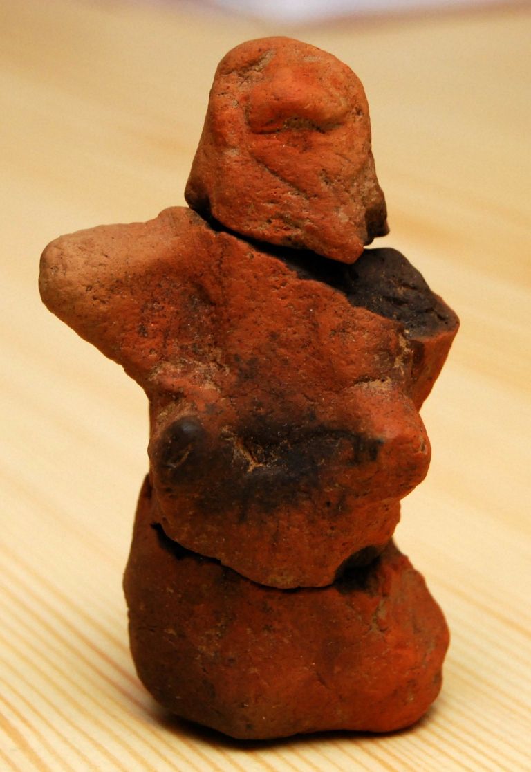 01_najmanj_3000_let_star_antopomorfni_keramicni_kipec_.jpg