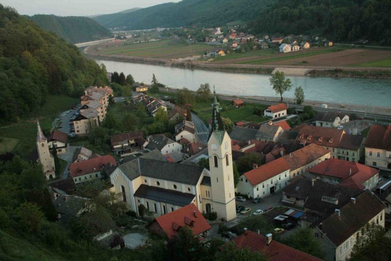sevnica_z_gradu.jpg