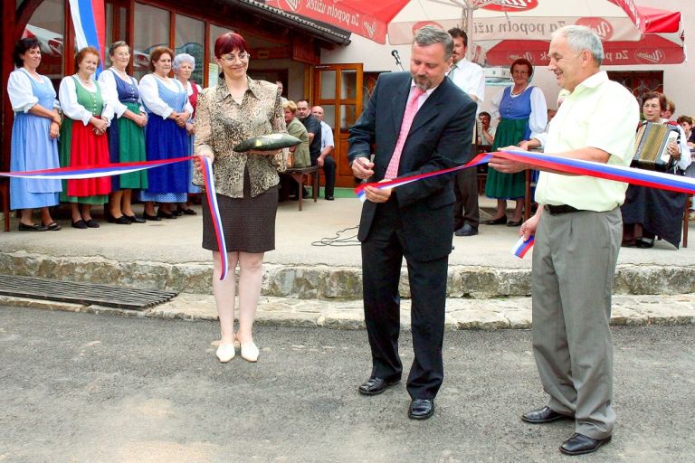trak_na_asfaltnem_cestnem_krogu.jpg