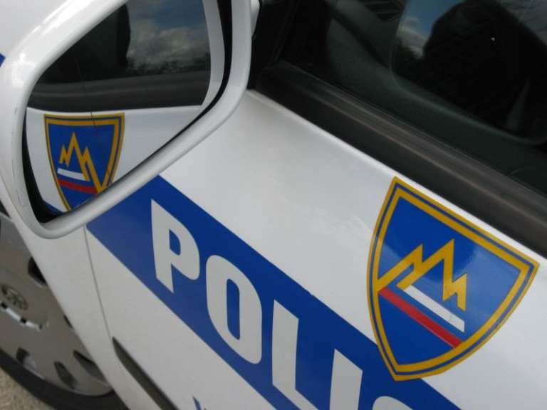 policija_avto_ogledalo.jpg