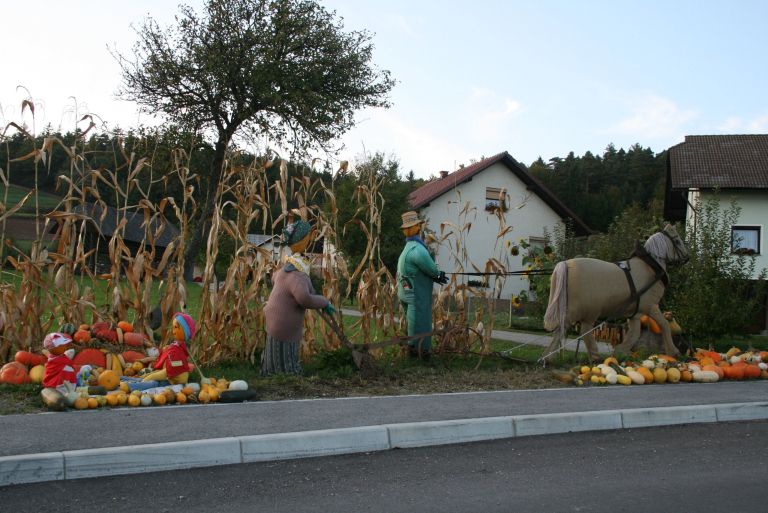 druzina_pri_oranju.jpg