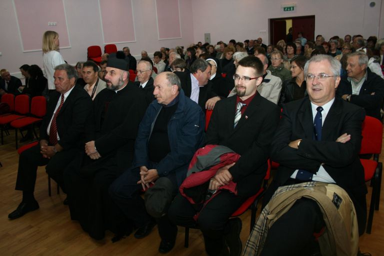 dvorana_je_bila_polna__v_prvi_vrsti_desno_pa_trije_strokovnjaki.jpg