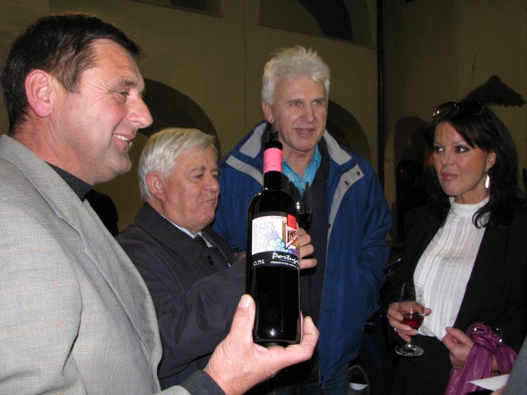 joze_prus_toci_vino_visokim_gostom.jpg
