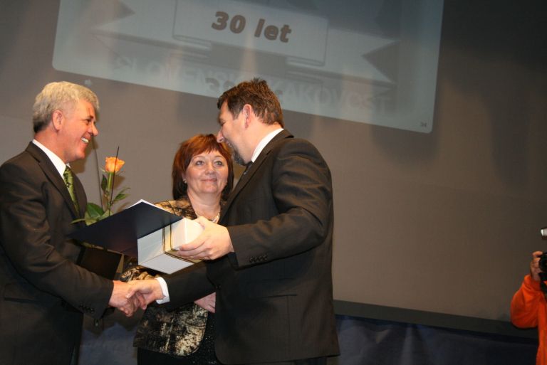 zupan_ocvirk_izroca__ivanu_in_ani_jelancic_listino_obcine_sevnica.jpg