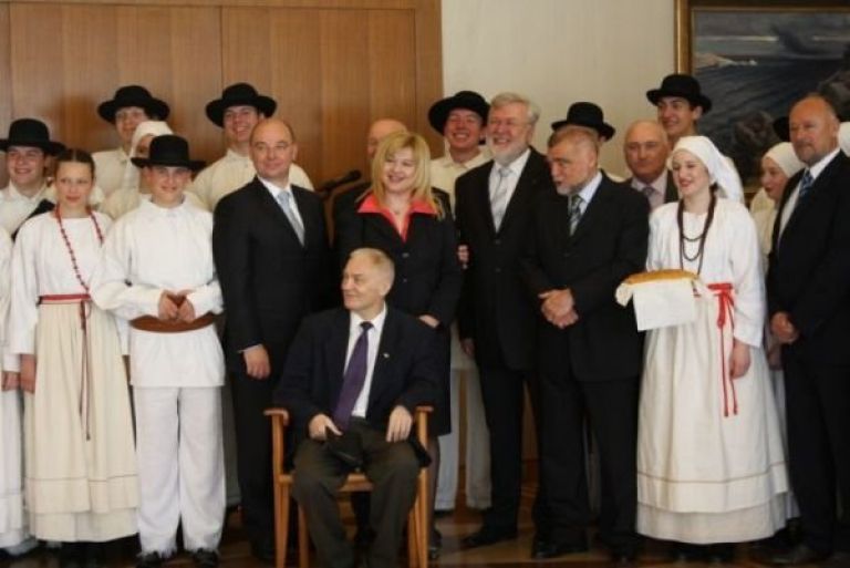 mesic_z_belokranjskimi_folklorniki.jpg