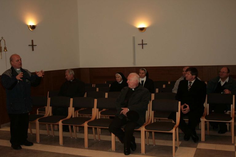 leskovski_zupnik_ludvik_zagar_predstavlja__kako_so_gradili_kapelo_.jpg