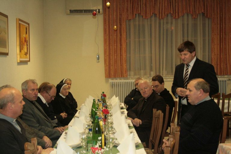 zupan_franc_bogovic_med_nagovorom__na_desni_videmski_dekan_joze_spes.jpg