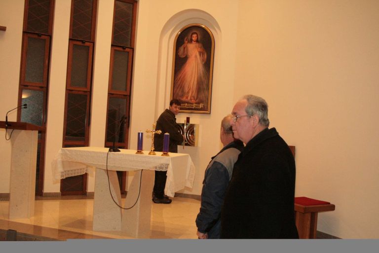 tudi_naddekan_milan_ksela_na_desni_obcuduje_kapelo.jpg